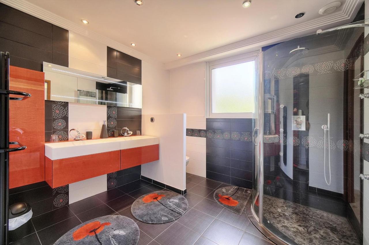 Suites de Prestige JACUZZI SAUNA HAMMAM PISCINE Mougins Cannes Grasse Extérieur photo