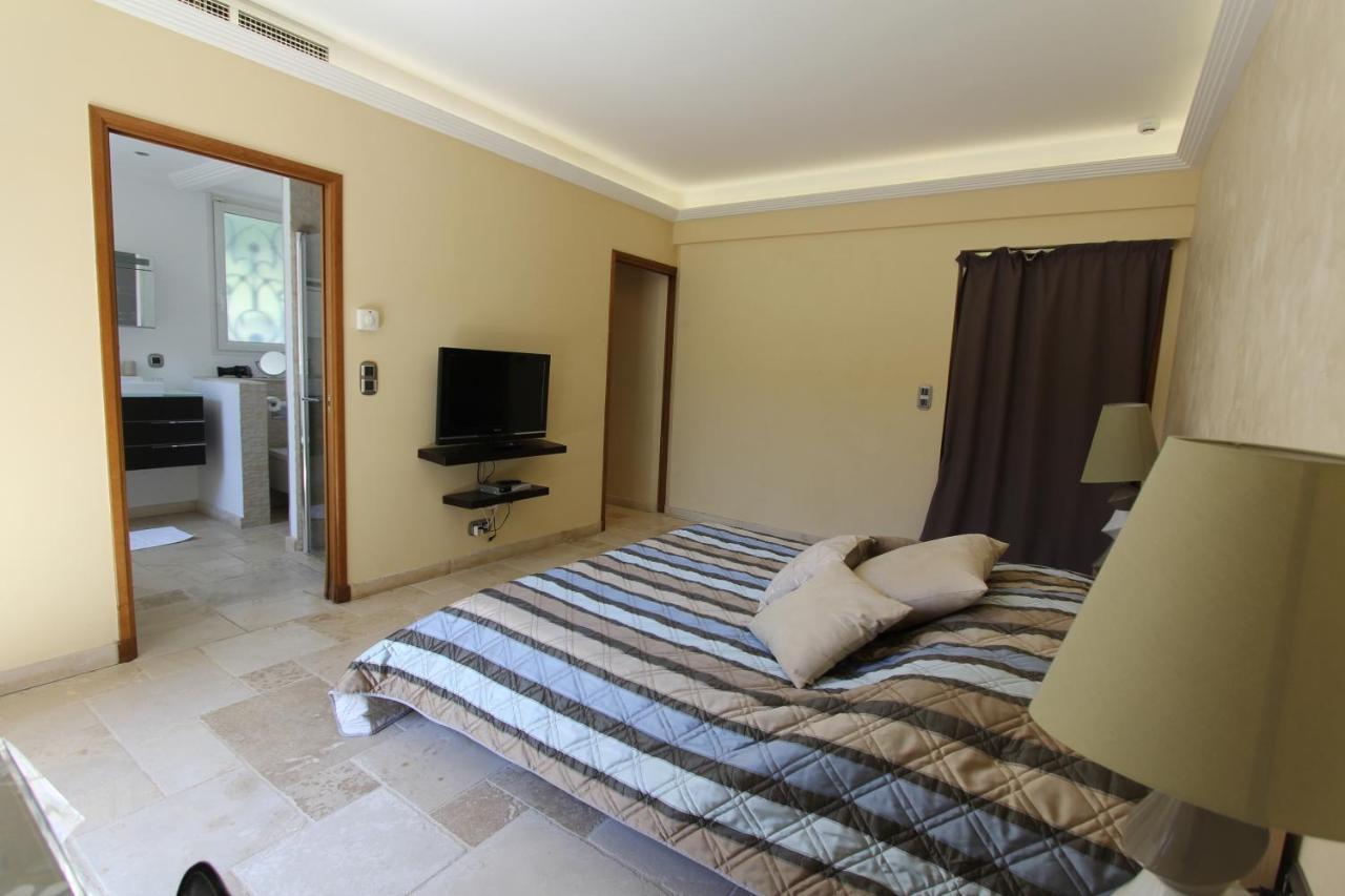 Suites de Prestige JACUZZI SAUNA HAMMAM PISCINE Mougins Cannes Grasse Extérieur photo