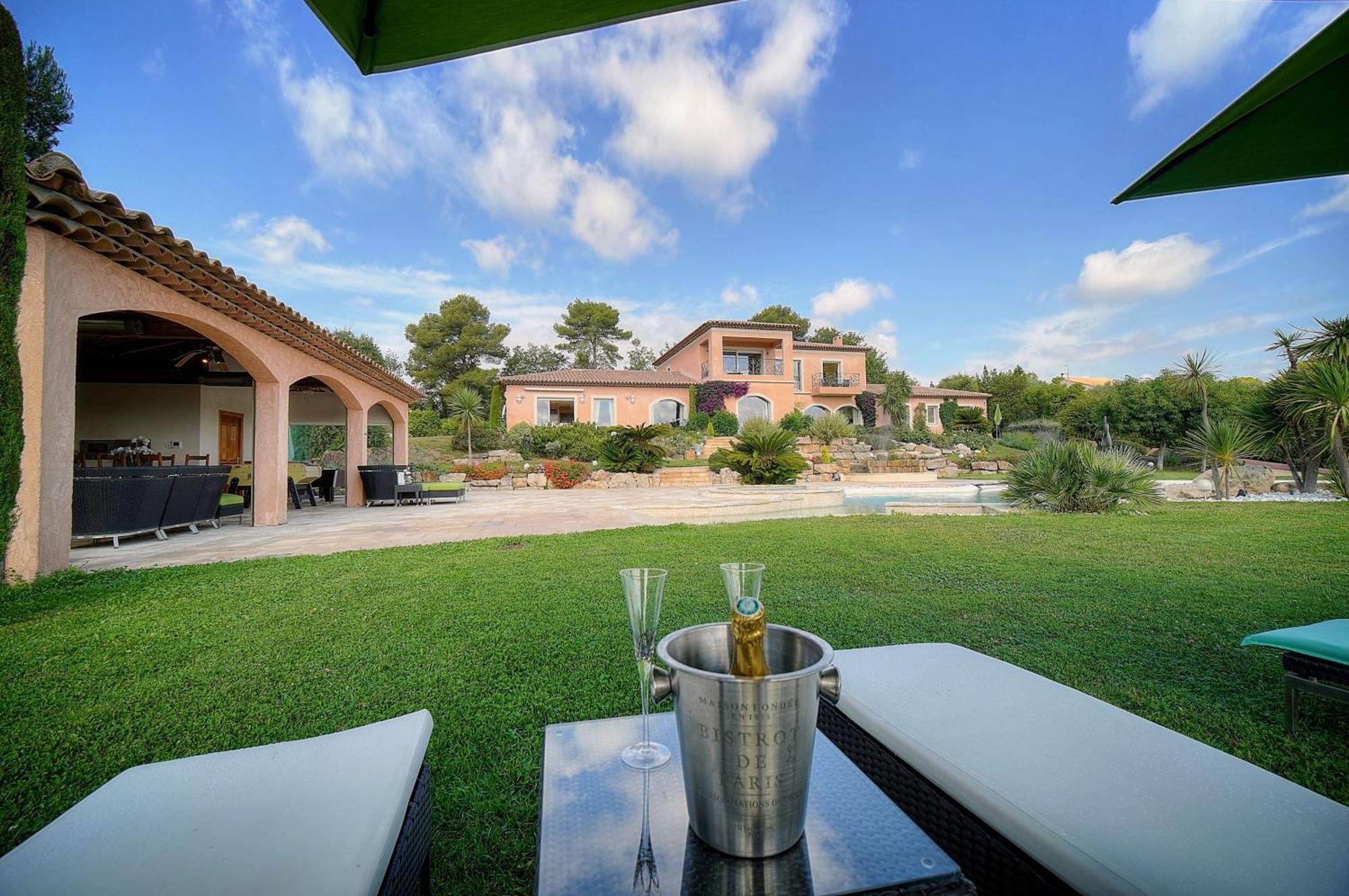 Suites de Prestige JACUZZI SAUNA HAMMAM PISCINE Mougins Cannes Grasse Extérieur photo