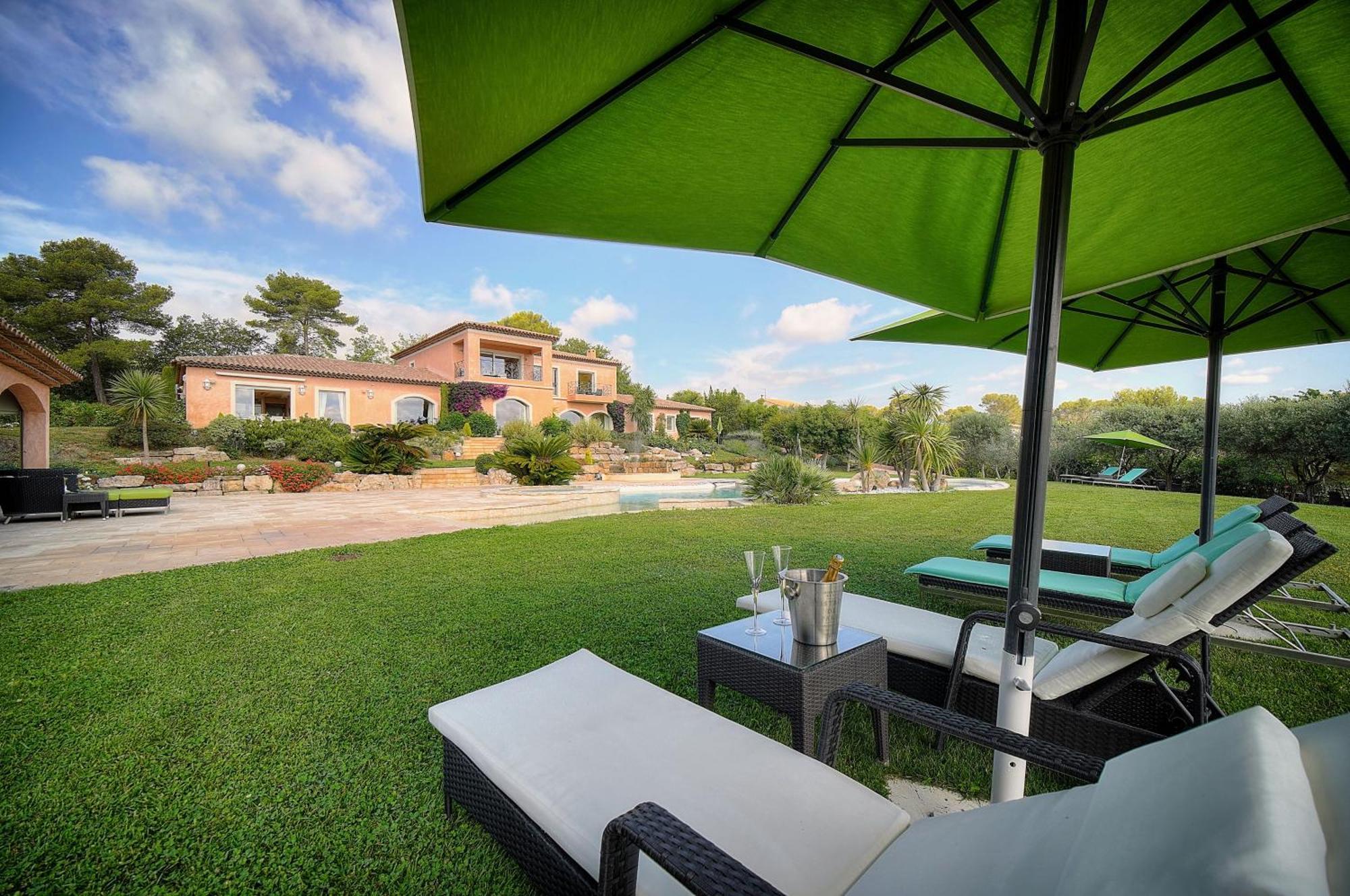 Suites de Prestige JACUZZI SAUNA HAMMAM PISCINE Mougins Cannes Grasse Extérieur photo